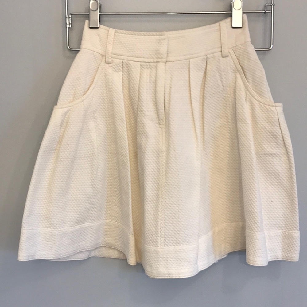 Thick white skirt with Pockets